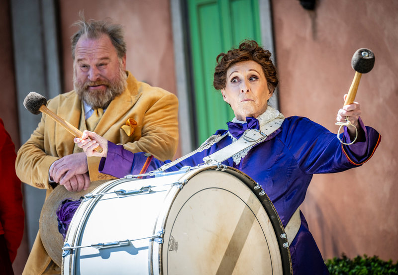 Claes Malmberg har rollen som senapsfabrikör Ludvig Klinker och Eva Rydberg spelar hans hustru Emma Klinker.