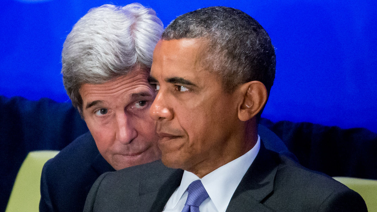 Barack Obama i samtal med sin utrikesminister John Kerry.