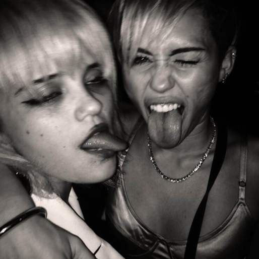 Miley Cyrus kär vidare på sin tunggrej. Miley Cyrus kär vidare på sin tunggrej.