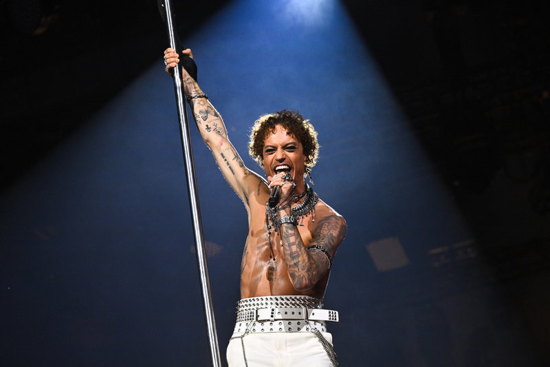 Greczula flög upp mot taket i arenan.