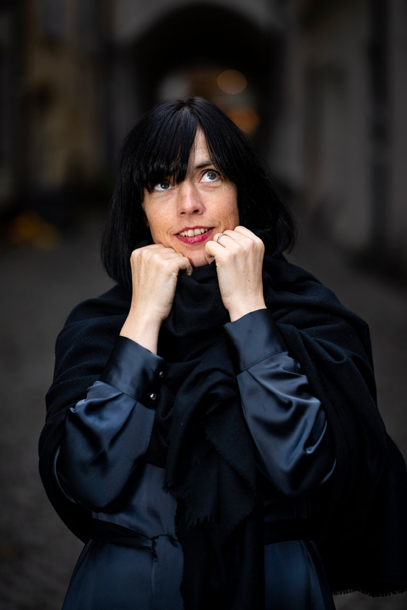 'Dikten höll mig sällskap och höll mina ögon på den större världen under en period då jag var ganska isolerad. Den drog mig ut i världen, bort från det lilla universumet jag hade skapat hemma för mig och mina barn. Den gjorde mig medveten om hur levande litteraturen är. Jag visste det, jag har varit en bokmal i hela mitt liv, men den påminde mig om det på ett väldigt kraftfullt sätt', säger Doireann Ní Ghríofa.