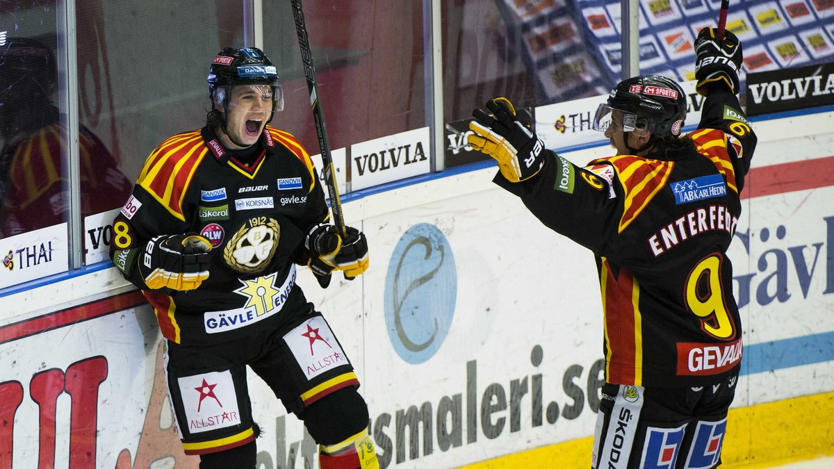Nya poäng i kväll för Elias Lindholm (till vänster) och kedjekamraten Sebastian Enterfeldt.