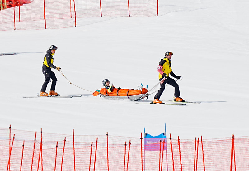 Aaron Lindström förs iväg av sjukvårdare efter sin krasch.