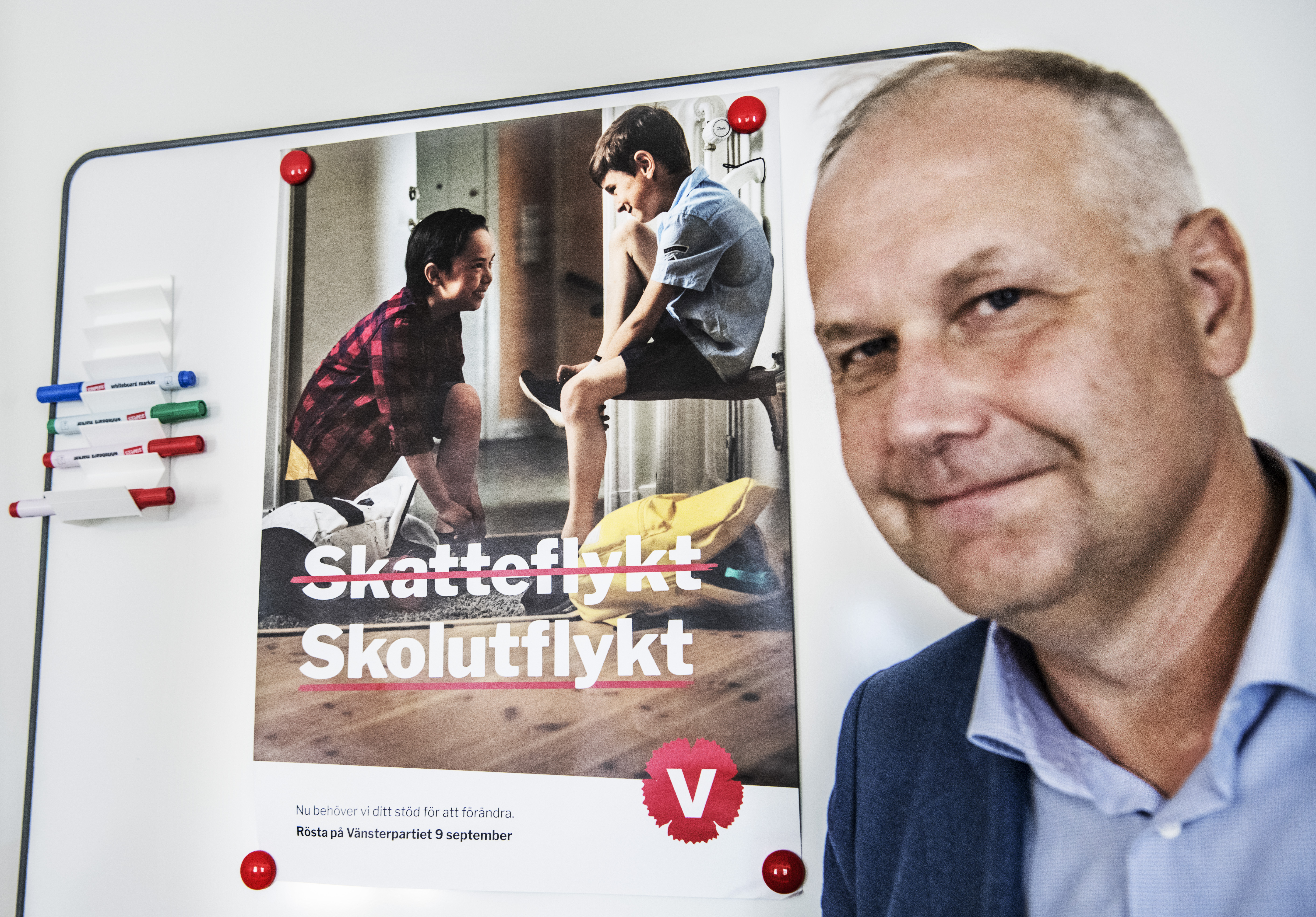 Jonas Sjöstedt poserar vid en av deras valaffischer. Jonas Sjöstedt poserar vid en av deras valaffischer.
