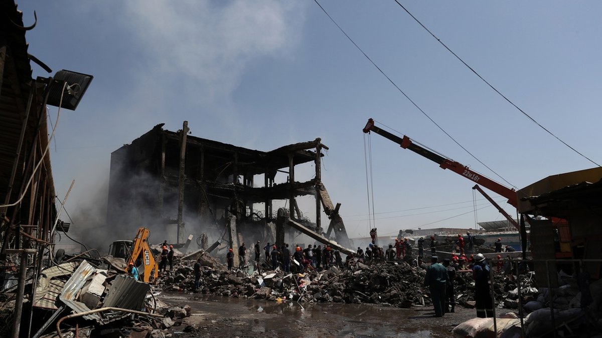 Räddningstjänsten arbetar vid en förstörd byggnad efter söndagens explosion och efterföljande brand vid marknaden Surmalu i Armeniens huvudstad Jerevan.