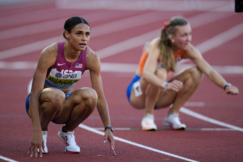 Sydney Mclaughlin, trött och tagen, efter världsrekordet.