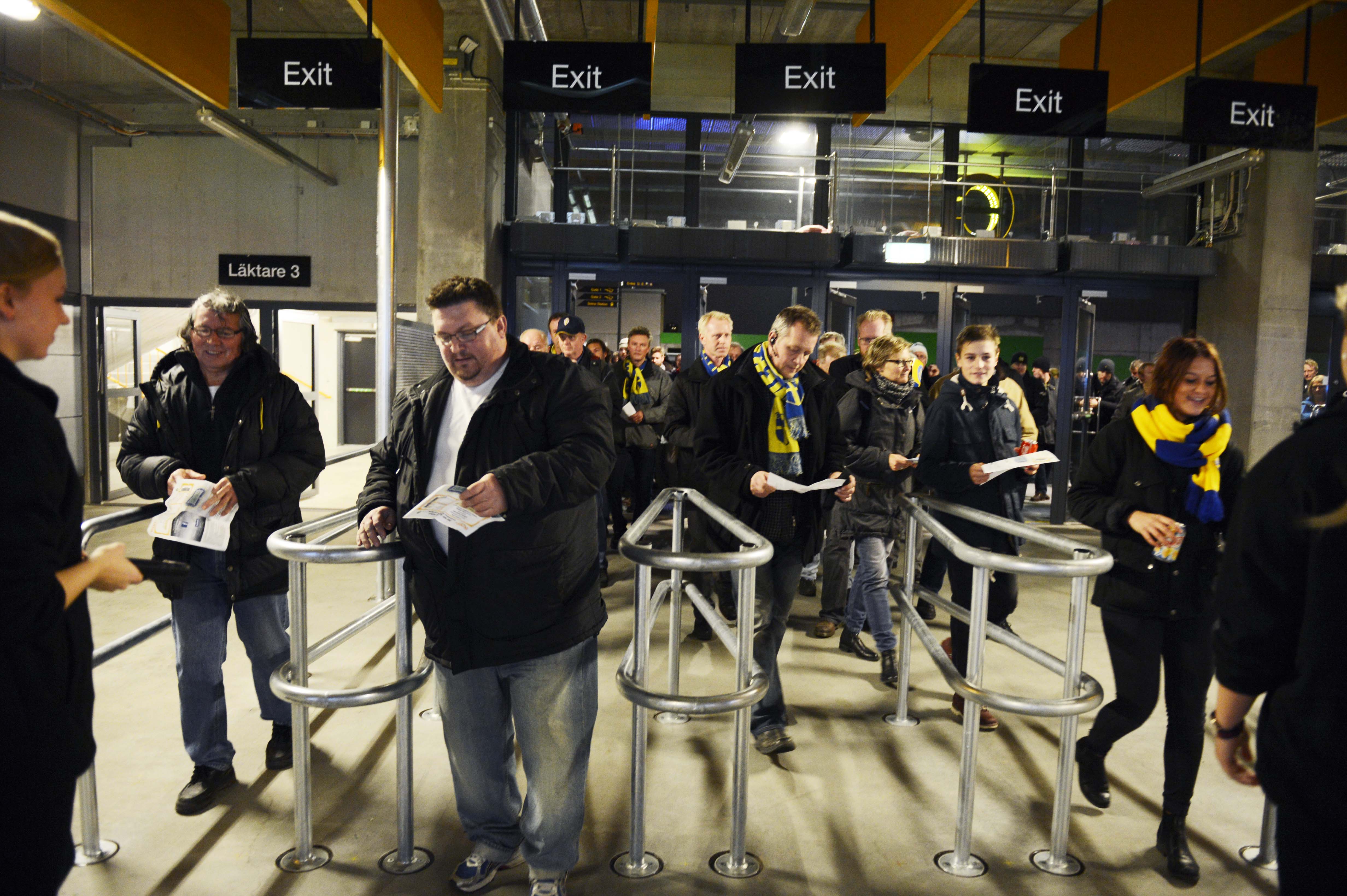 Här anländer de första åskådarna till Friends Arena. Här anländer de första åskådarna till Friends Arena.