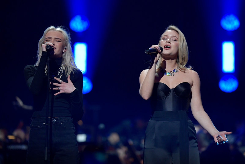 Ella Tiritiello och Zara Larsson sjunger på välgörenhetskonserten för att uppmärksamma psykisk ohälsa på stiftelsen Tim Bergling Foundations årliga dag. Arkivbild.