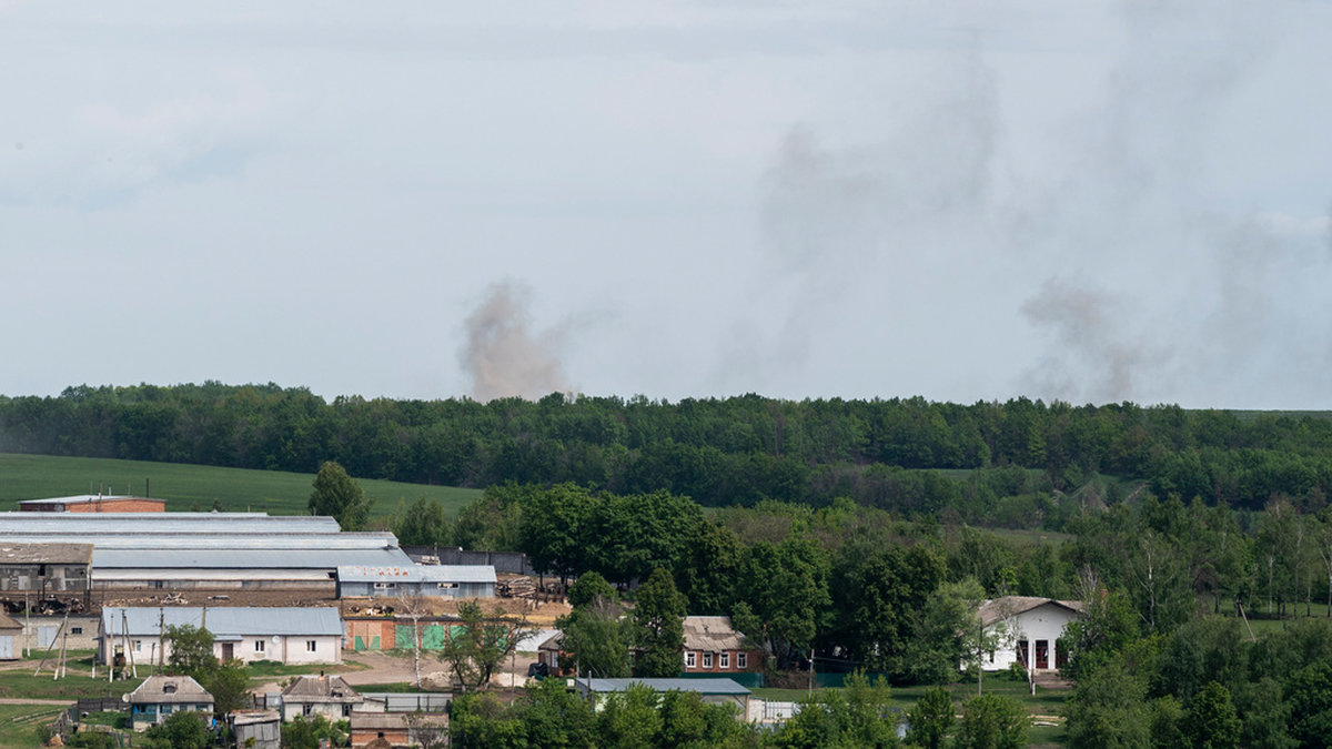 Rök stiger efter attacker utanför staden Charkiv i onsdags.