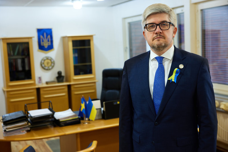 Ambassadör Andrii Plakhotniuk är tacksam för det 'historiska beslutet' från Sverige att skicka vapen till Ukraina, säger han i en intervju med TT.