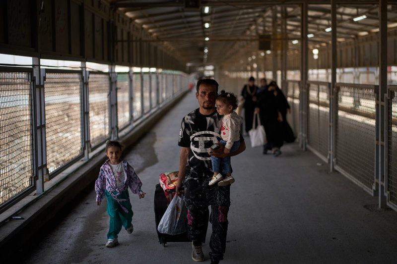 Människor som lämnat Iran vid Shalamchehgränsen till Irak på söndagen.