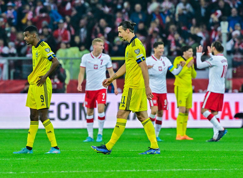 Alexander Isak och Zlatan Ibrahimovic deppar efter playofförlusten mot Polen 2022.