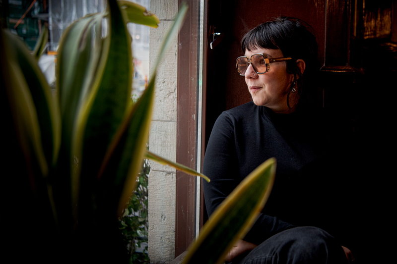 'Kärlek är något som tidigare har haft ett abstrakt och lite romantiskt skimmer, men med tiden förstår man också kraften och sårbarheten', säger Sara Parkman om sina nya låtar.
