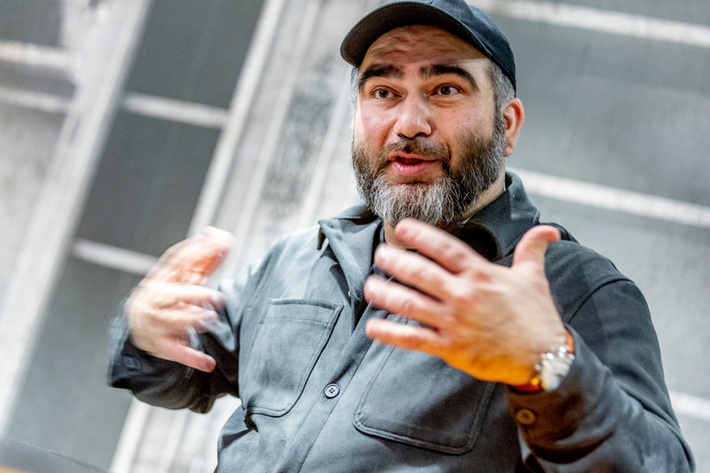 Regissören Abbe Hassan flydde själv till Sverige som barn.