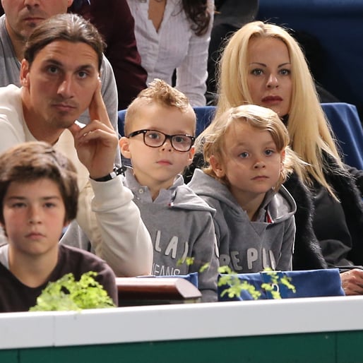 Är ni redo för veckans absoluta sötchock? Zlatan, Helena och parets söner Vincent och Maximilian kollar på tennisfinalen i Paris.