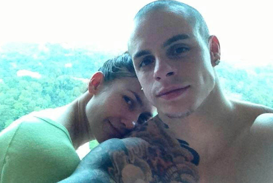Jennifer Lopez och Casper Smart gosar in sig i varandra. Jennifer Lopez och Casper Smart gosar in sig i varandra.