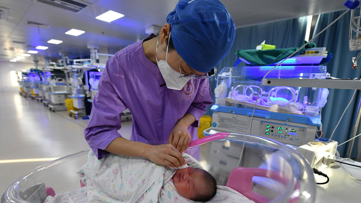 Antalet födslar i Kina minskar och har halverats sedan 2016. Arkivbild