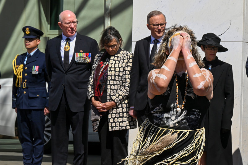 En dansare tillhörande ursprungsbefolkningen deltog vid ceremonin i Canberra, Australien.
