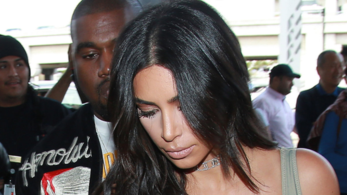Kim Kardashian och Kanye West har ryggarna fria. 