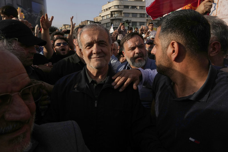 Irans president Masoud Pezeshkian, i mitten, deltog i demonstrationer i Teheran i helgen.