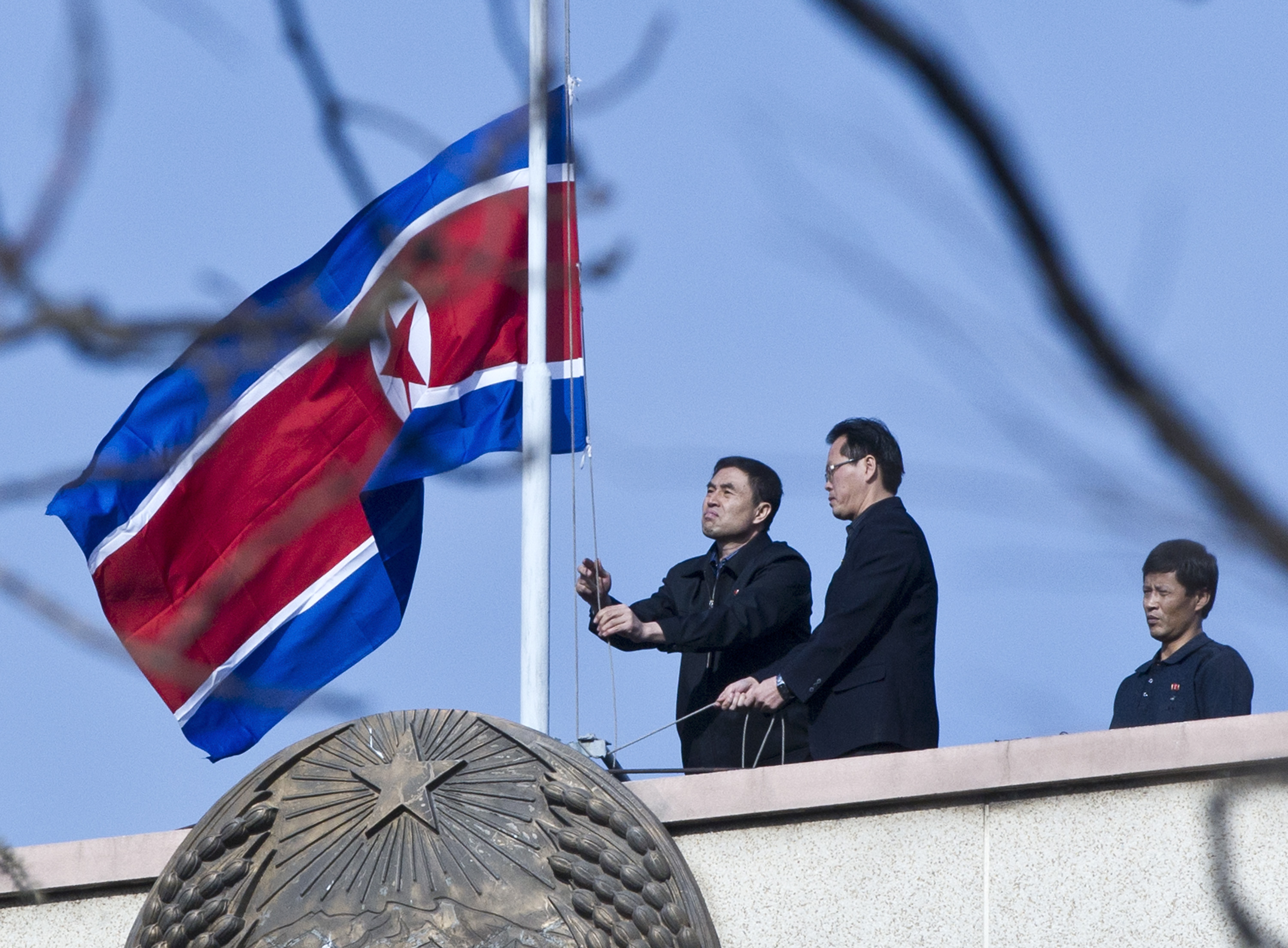 Den nordkoreanska flaggan hissas på halv stång vid ambassaden i Beijing.