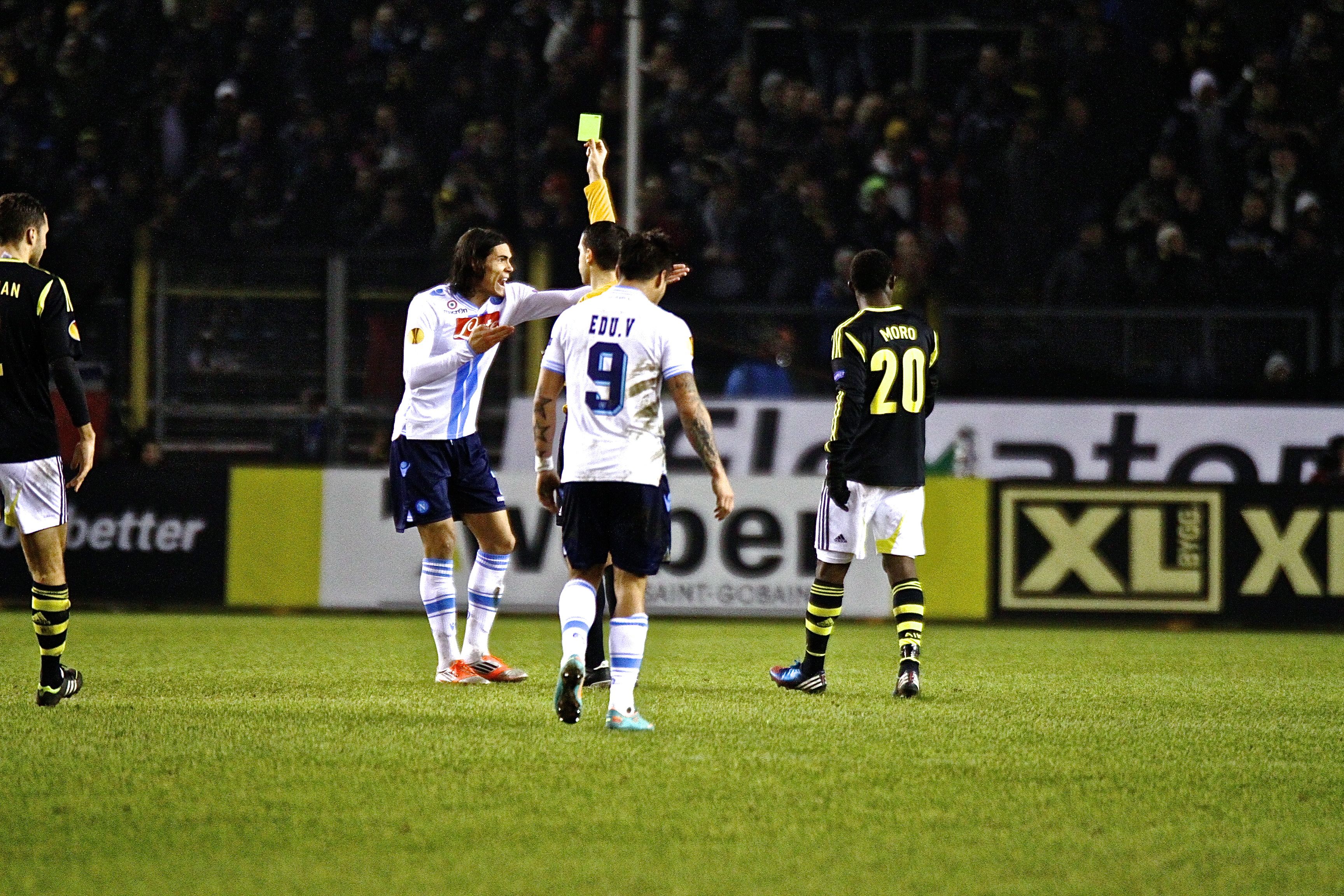 Cavani fick gult kort för att ha sparkat bort bollen. Cavani fick gult kort för att ha sparkat bort bollen.