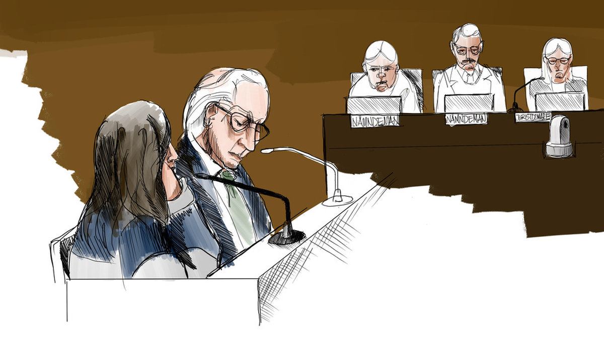 Den åtalade kvinnan tillsammans med advokat Johan Eriksson tecknade under rättegången om läckan vid Attunda tingsrätt.