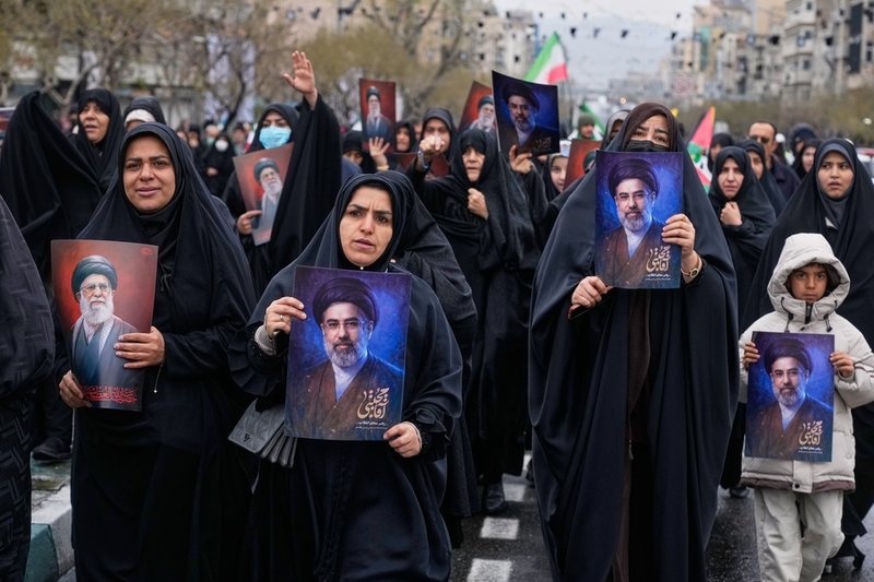 En regimtrogen protest i Irans huvudstad på fredagen. Deltagarna håller upp bilder av Irans tidigare högste ledare, ayatolla Ali Khamenei som dödades i krigsutbrottet, samt dennes son och efterträdare Mojtaba Khamenei.