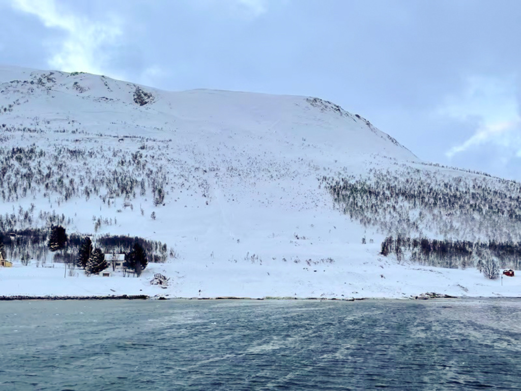 Bland annat drabbades ön Reinøya av en lavin på fredagen.