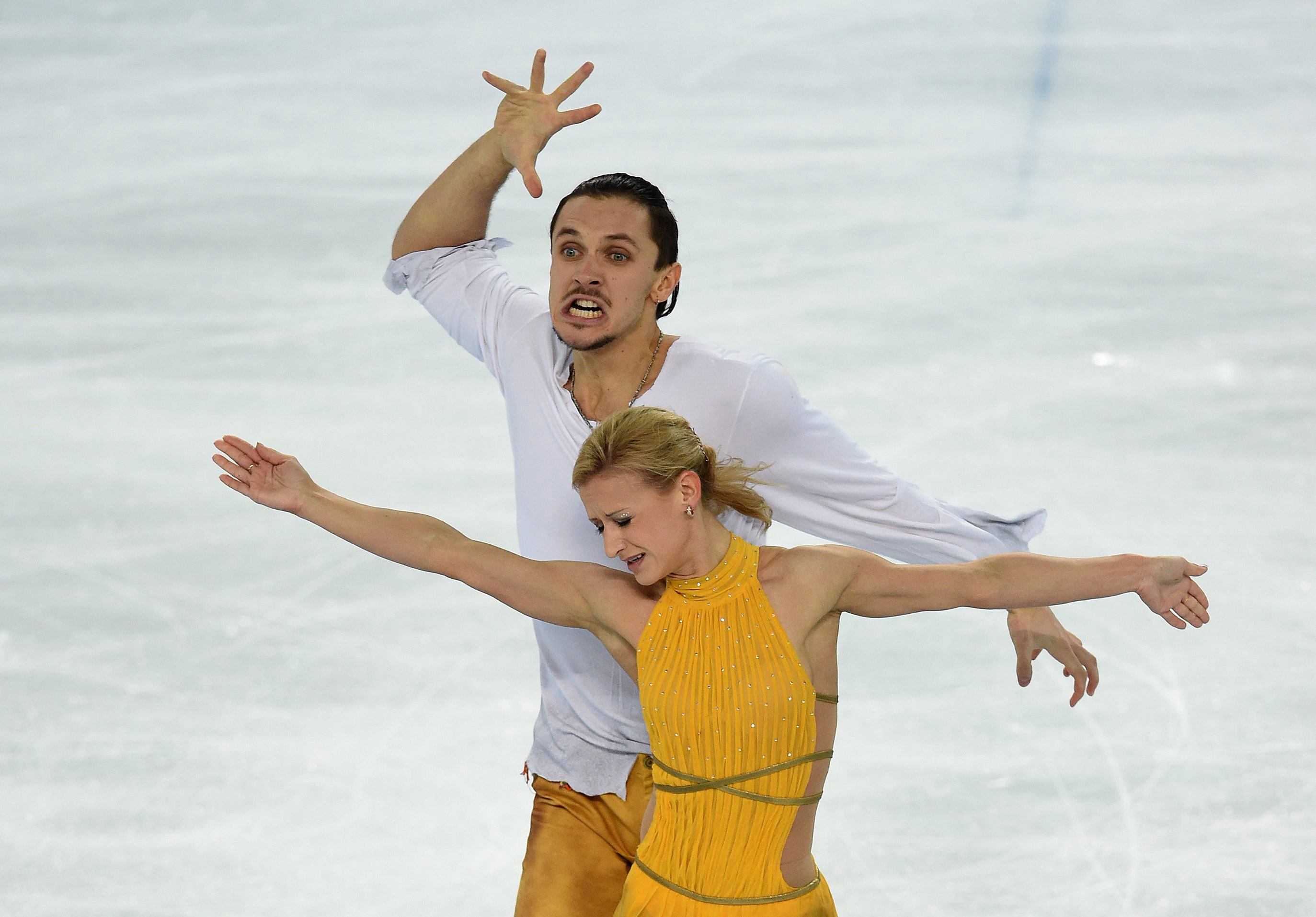 Rysslands Tatiana Volosozhar och Maxim Trankov gör miner under sin dans. Rysslands Tatiana Volosozhar och Maxim Trankov gör miner under sin dans.