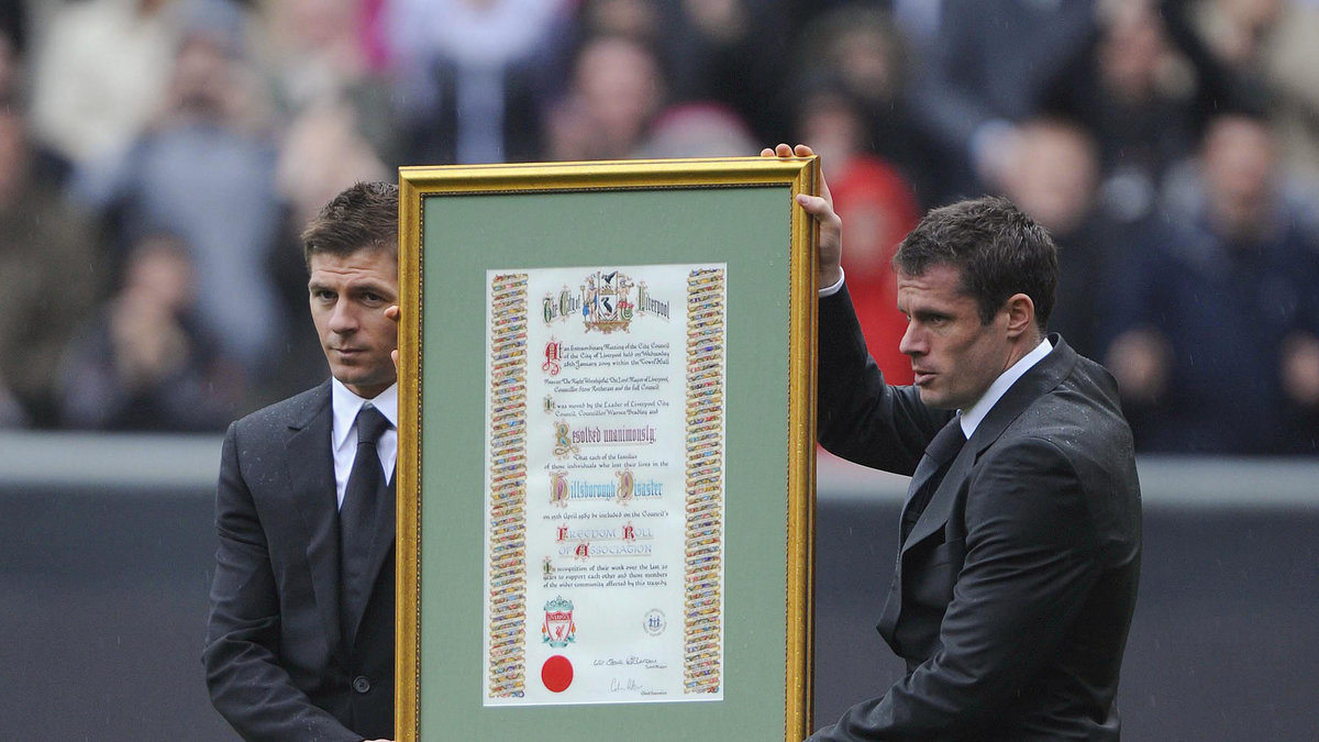 Liverpool-profilerna Steven Gerrard och Jamie Carragher under minnesceremonin för fem år sedan. 