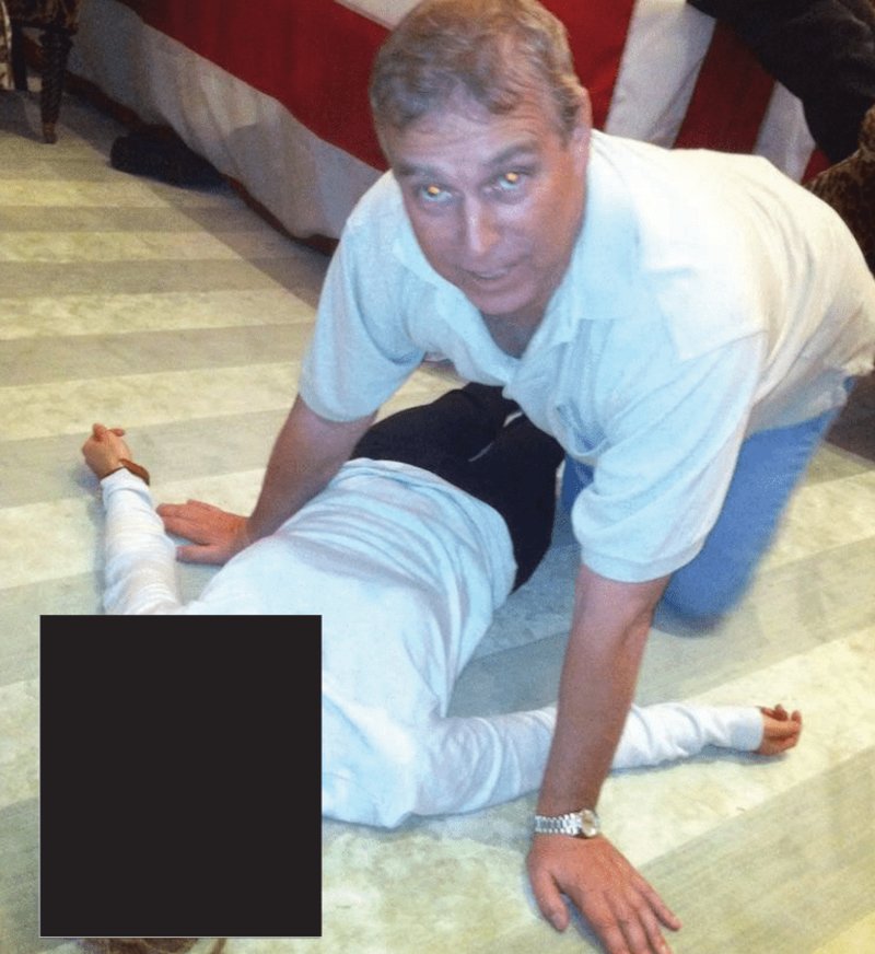 Detta odaterade foto, publicerat och redigerat av det amerikanska justitiedepartementet som en del av Jeffrey Epstein-filerna, visar Andrew Mountbatten-Windsor, tidigare känd som prins Andrew, lutad över en oidentifierad person. Foto: U.S. Department of Justice via AP/TT