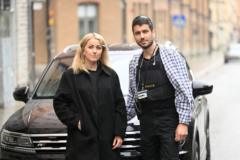 I samtal med våldsutsatta handlar det om att bygga förtroende och skapa en relation som gör att det blir lättare att anmäla brott, berättar poliserna Johann Danielsson och Emma Höppner.