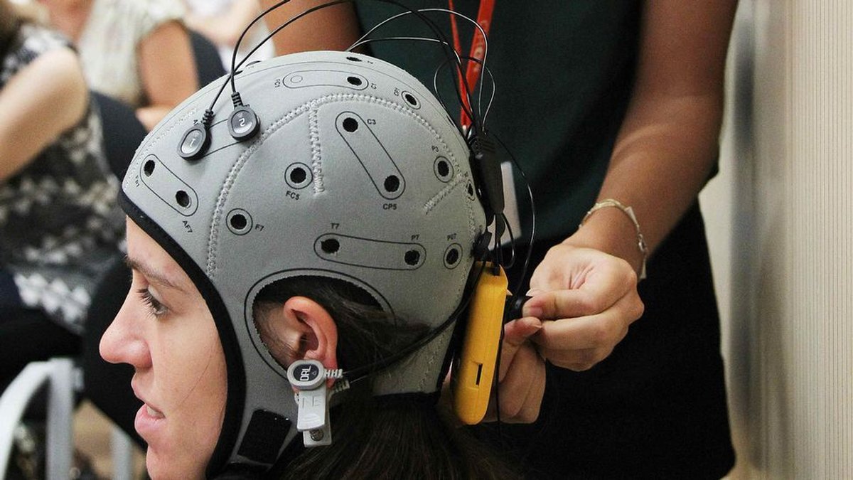 Hjälmen observerar hjärnaktivitet med hjälp av pulselektroder