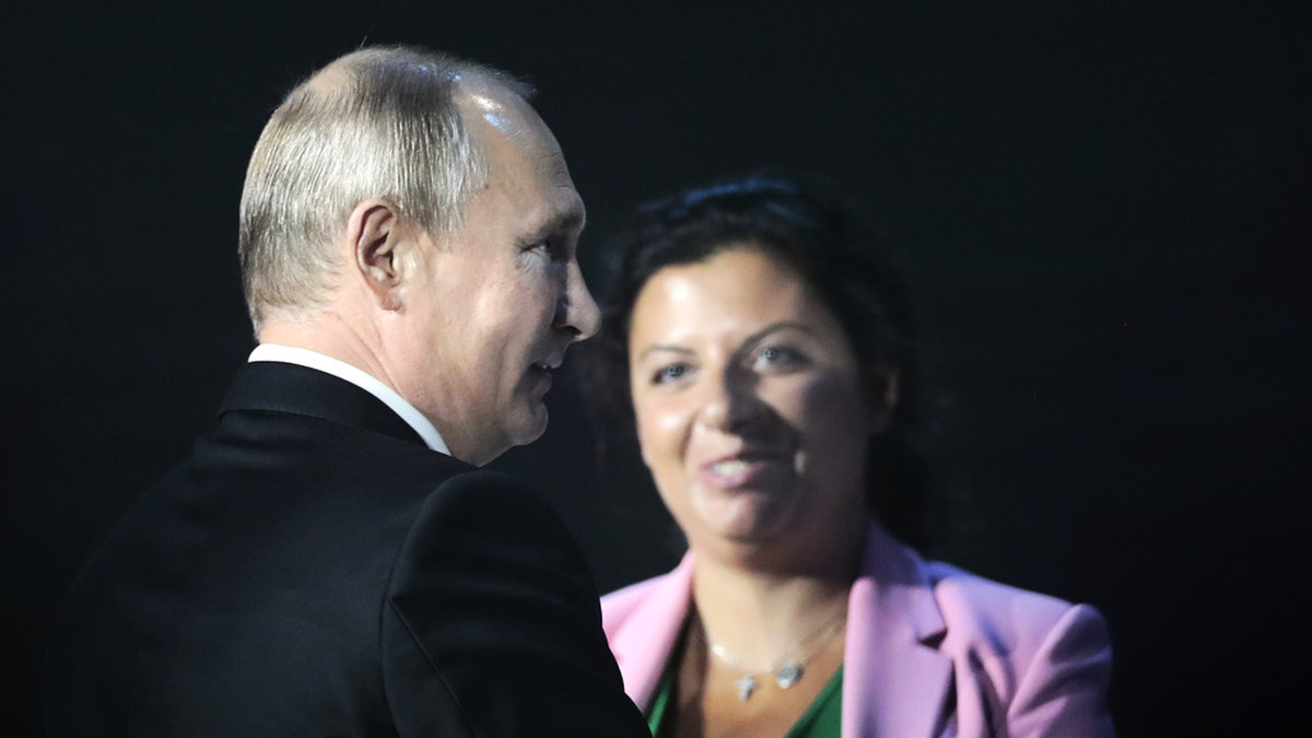 Rysslands president Vladimir Putin och Margarita Simonjan, chef för den statliga ryska tv-kanalen RT, under en konferens i Moskva i juli 2018.