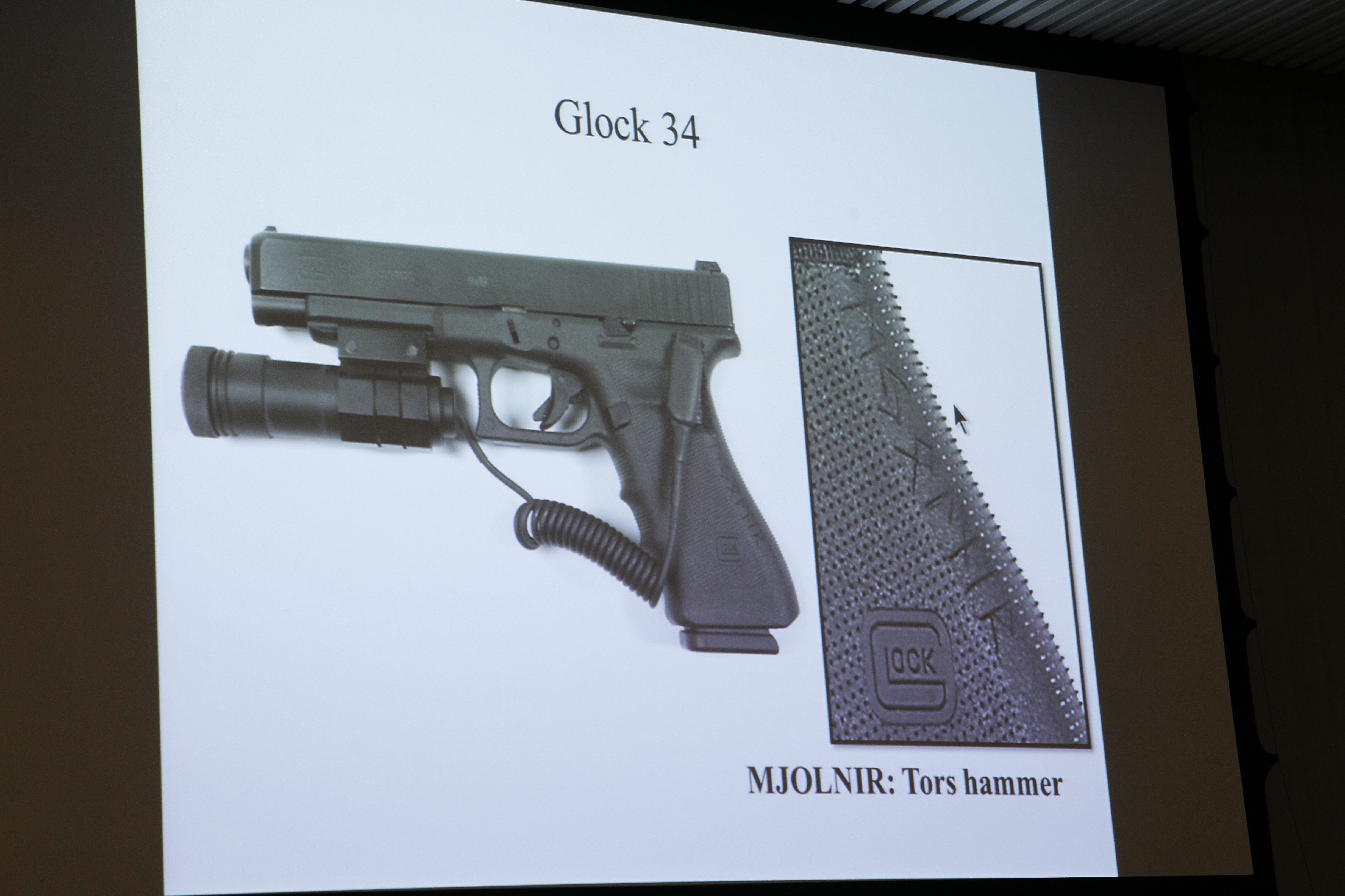 Bild visas upp i rätten på den Glock-pistol som Breivik använde på Utöya. Han kallade den "Mjölner", efter Tors hammare.
