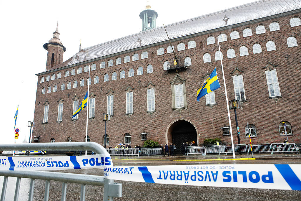 Flaggorna vajade på halvstång utanför stadshuset. Flaggorna vajade på halvstång utanför stadshuset.