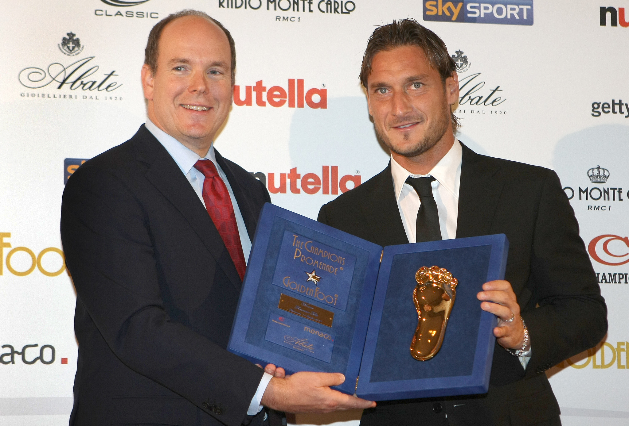 År 2010 tilldelades Totti guldfoten för sina insatser för fotbollen.