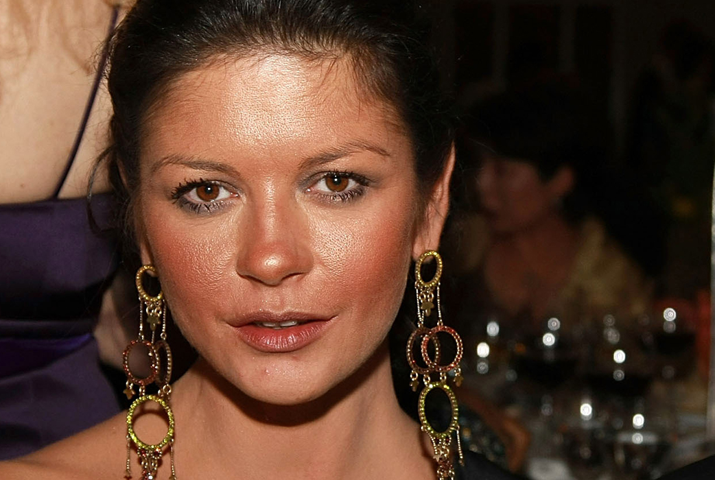 Catherine Zeta-Jones försökte panika fram en solbränna. Tyvärr slutade det med resultatet: glittrande orangeröd boll. Catherine Zeta-Jones försökte panika fram en solbränna. Tyvärr slutade det med resultatet: glittrande orangeröd boll.