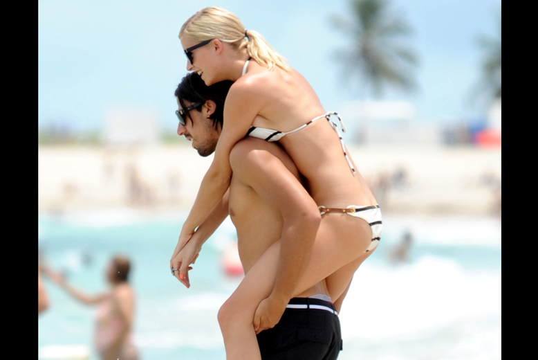Real Madrid-stjärnan Sami Khadira hänger i Miami, medan flickvännen Lena Gercke hänger på hans rygg. 