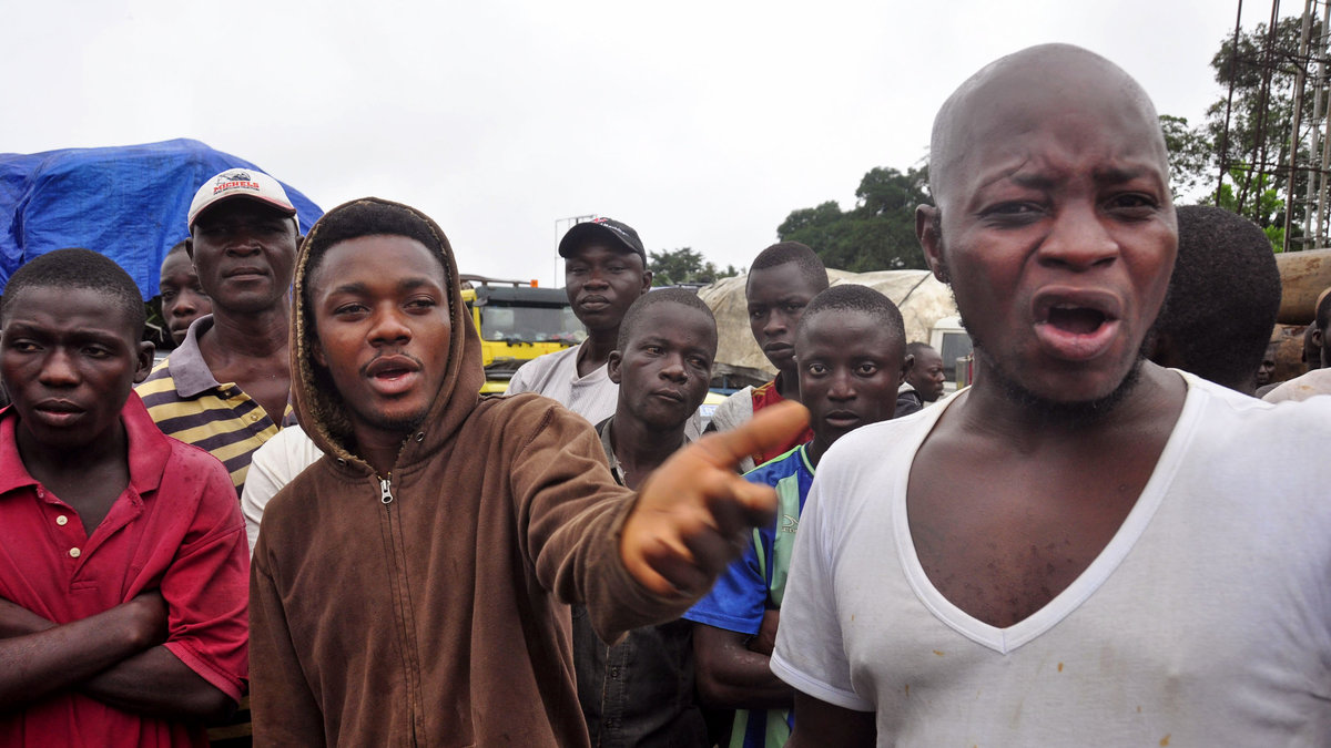 Arga resenärer som stoppas av liberiska soldater.