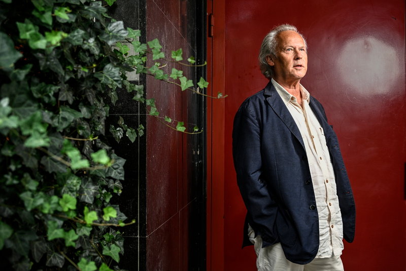 'Jag har hållit på och skrivit i 50 år och det har väl hänt mycket på den tiden. Så det kan vara intressant att uppehålla mig en del kring. Jag har inget evangelium att komma med, utan är nog lika förvirrad och förundrad som andra medborgare här över var vi har hamnat och hur det gick till', säger Klas Östergren.