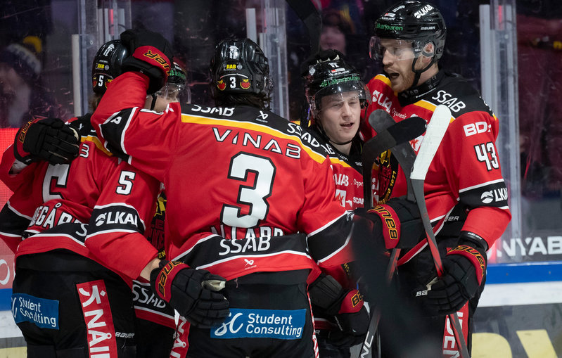 Luleås Pontus Andreasson jublar med Oscar Eklind efter ett av målen i 4–3-segern över Växjö.