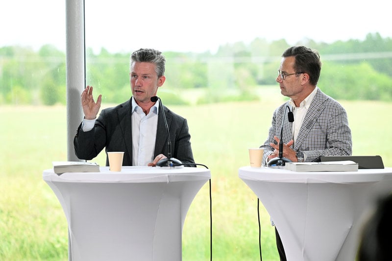 Försvarsminister Pål Jonson (M) och statsminister Ulf Kristersson (M) under en pressträff om inköpet av det tyska luftvärnssystemet IRIS-T SLM.