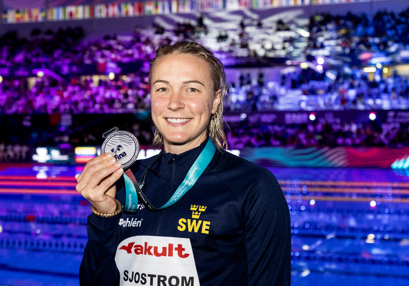 Sarah Sjöström visar upp sitt silver.
