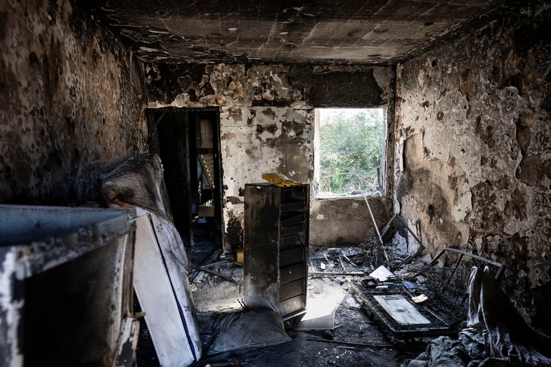 Bild från ett av de förstörda husen i Kfar Azza. Kibbutzen, som grundades för 70 år sedan, ligger bara några kilometer från gränsen till Gaza. Arkivbild