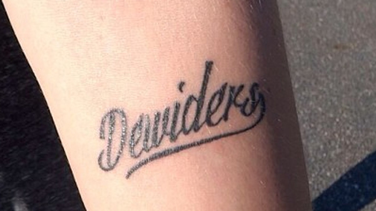 Han har sina fans namn "dewiders" intatuerat på armen.