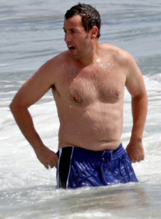 Adam Sandler på stranden. 