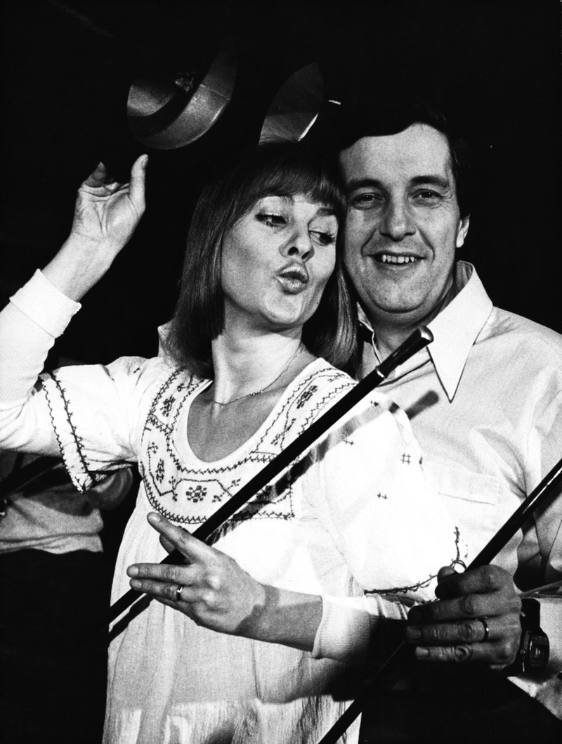 Eva Bysing och Bert-Åke Varg i samband med krogshowen 'Fint som snus' i Malmö 1973, som tidigare var en populär TV-serie på SVT.