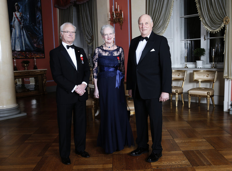Triss i regenter. Kung Carl Gustaf tillsammans med drottning Margrethe och kung Harald i samband med att det norska kungaparet firade 25 år på tronen 2016.